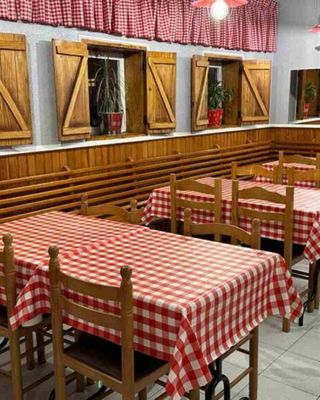 Comedor con manteles de cuadros rojos