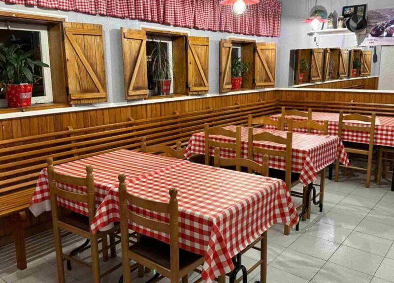 Comedor de Pizzería Borsalino con manteles de cuadros rojos