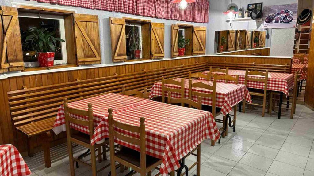 Comedor de Pizzería Borsalino en Vigo, con manteles de cuadros rojos