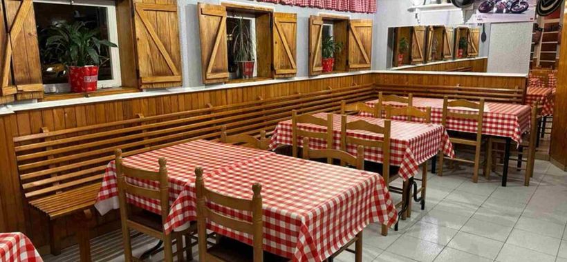 Comedor de Pizzería Borsalino con manteles de cuadros rojos