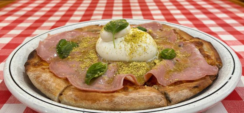 Pizza artesana recién salida del horno